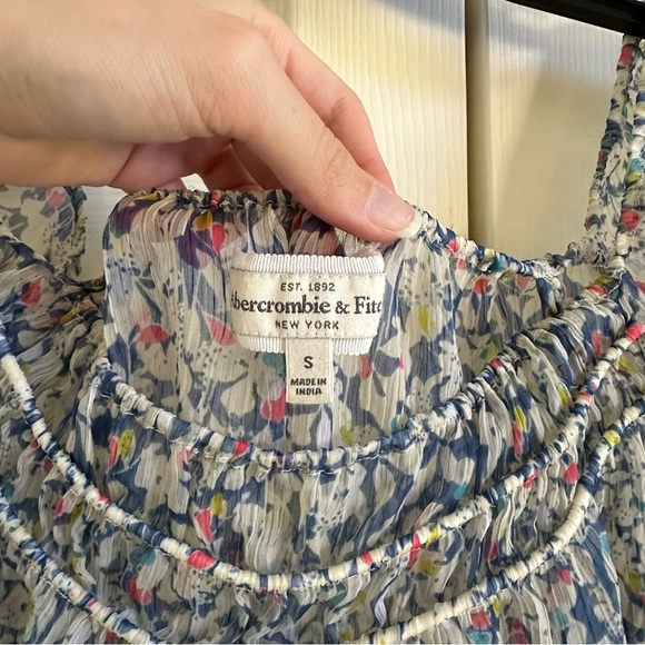 Abercrombie Blue Floral Top Size Small - Picture 3 of 3